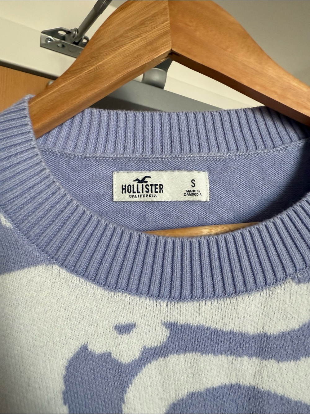 Hollister Lavender and White Floral Wave Cropped Sweater - Picture 3 of 3